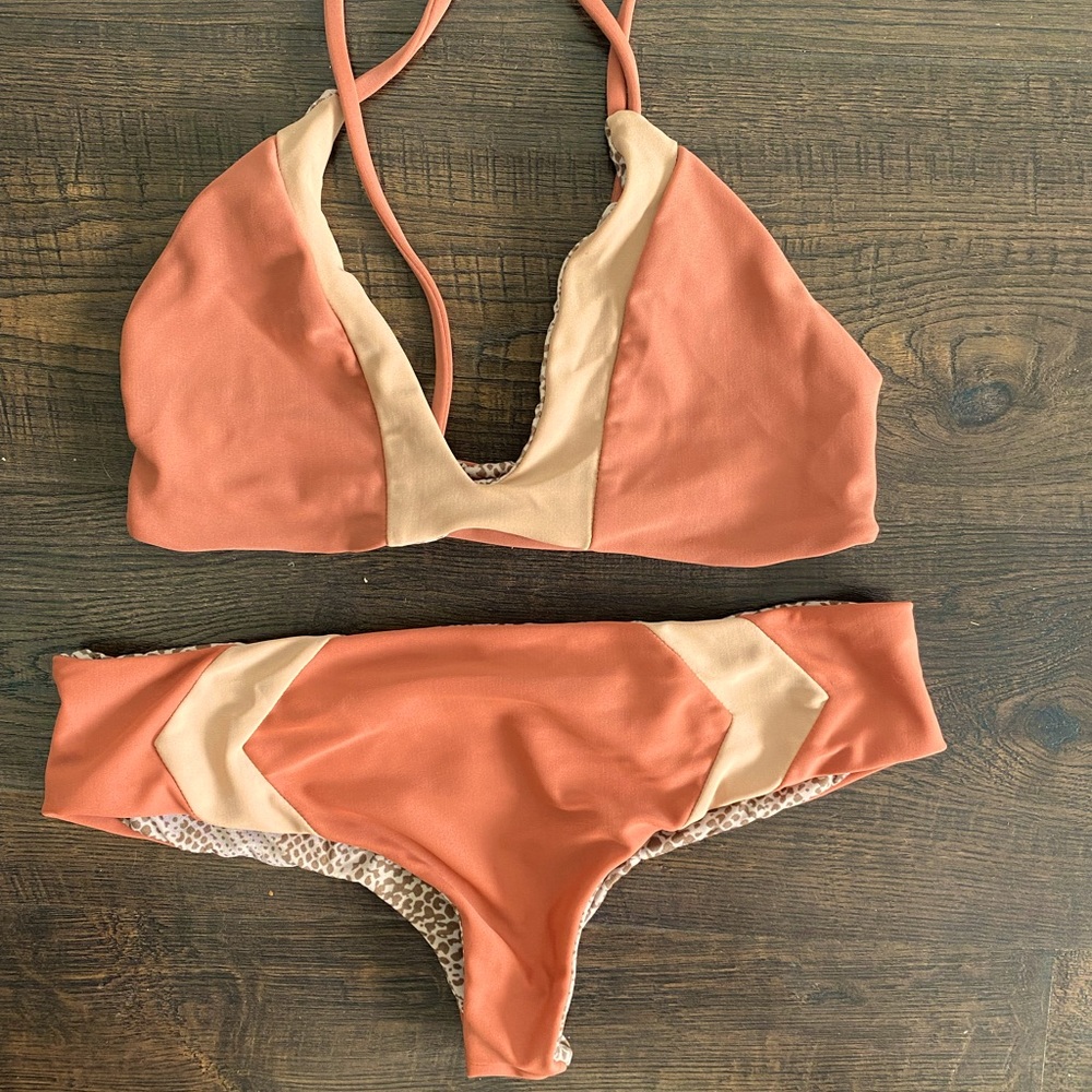Great condition Acacia set, size S.